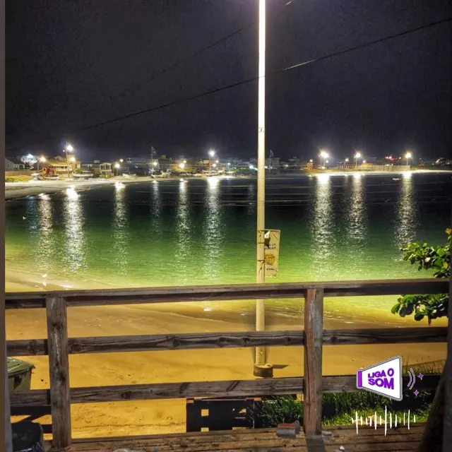 À noite, da sacada: as luzes da Pinheira refletidas no mar