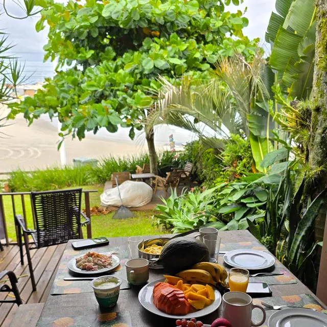 Mesa de café posta no jardim