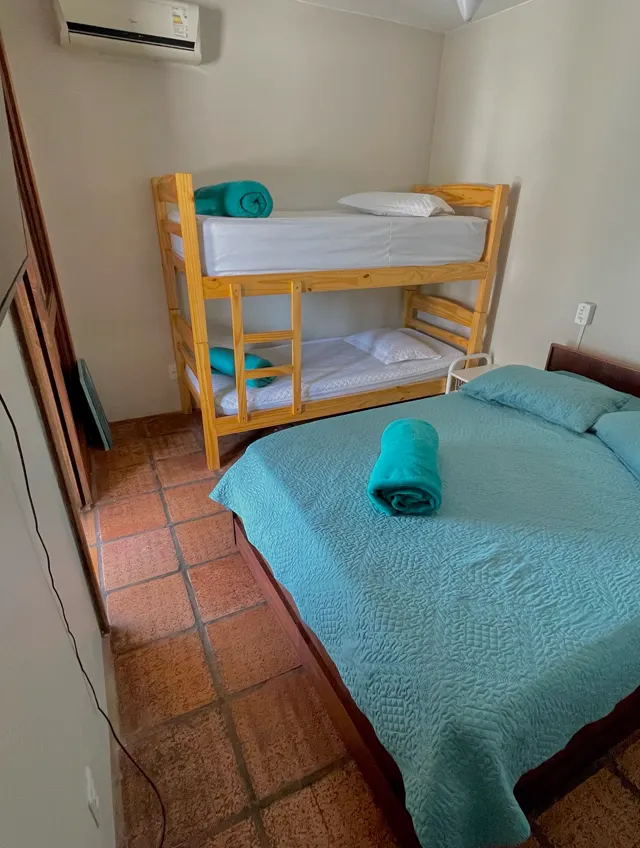 Quarto com cama de casal e beliche